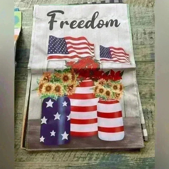 New in plastic 12 garden flags, 12x17 inches approximately - Picture 12 of 12